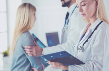 Yakışıklı erkek doktor, muayenehanesinde kısırlık konusunda bir çifte danışmanlık yapıyor.