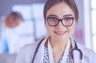 Hastane lobisinde tablet bilgisayar kullanan kadın doktor.