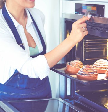 Kadın ev yapımı yemek tabağı hazırlıyor.