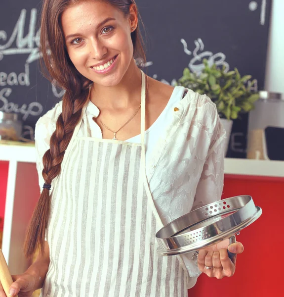 Cuisson femme dans la cuisine avec cuillère en bois — Photo