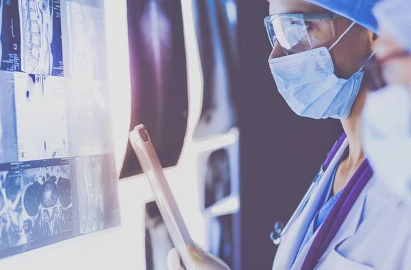 Dos mujeres médicas que miran rayos X en un hospital. — Foto de Stock