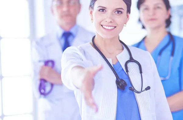 Ärztin reicht Handschlag im Krankenhaus — Stockfoto