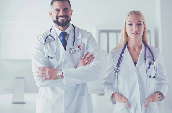 Ein Ärzteteam, Mann und Frau, in einem Beratungsraum — Stockfoto