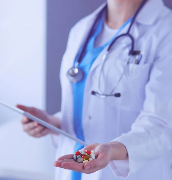 Primer plano de las manos de los médicos sosteniendo pastillas y tabletas en la clínica. —  Fotos de Stock