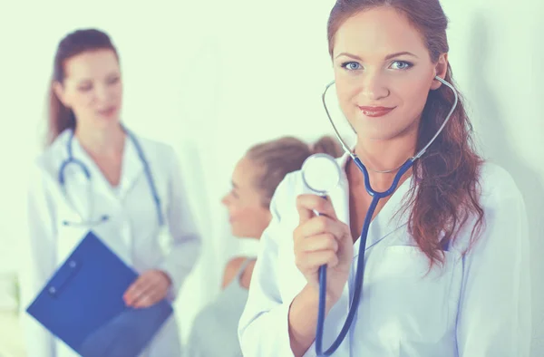 Doctora con carpeta de pie en el hospital —  Fotos de Stock