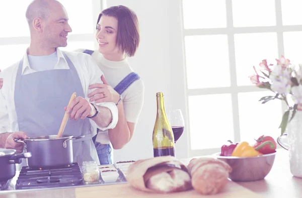 Casal cozinhar juntos na cozinha em casa — Fotografia de Stock