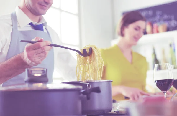 Pareja cocinando juntos en la cocina en casa — Foto de Stock