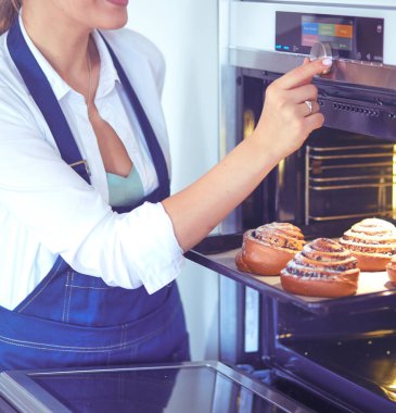 Kadın ev yapımı yemek tabağı hazırlıyor.