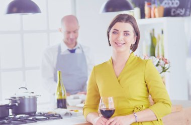 Evdeki mutfakta birlikte yemek pişiren çift.