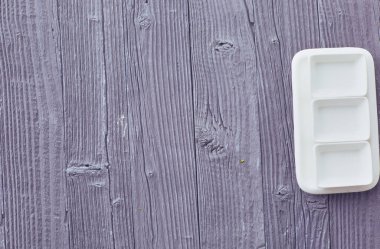 Ahşap arka planda boş beyaz seramik kase