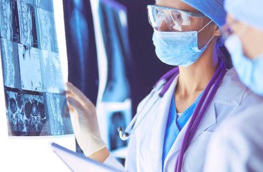 Hastanede röntgen çektiren iki kadın doktor.