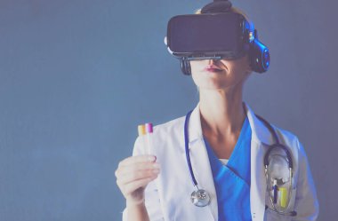 Sanal gerçeklik gözlüğü takan kadın doktor beyaz arka planda izole edilmiş.