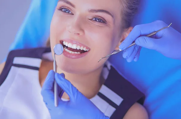 在牙科诊所接受口腔检查的年轻女性病人. — 图库照片