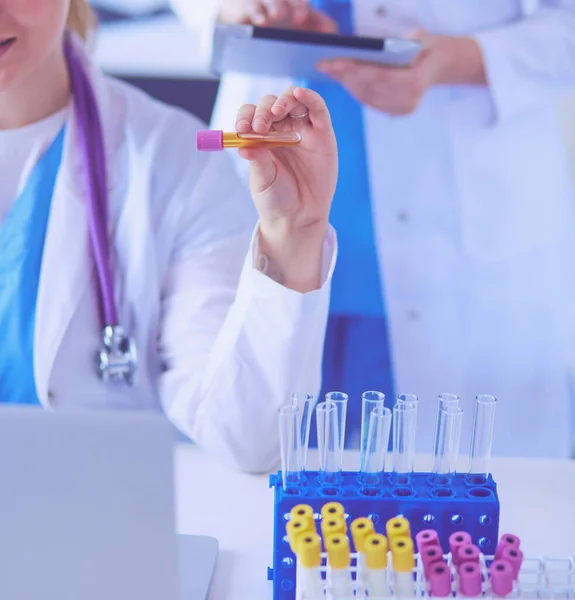 Laborassistentin mit Reagenzglas. — Stockfoto