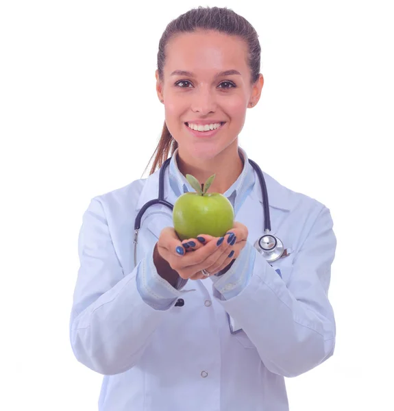 Een lachende vrouwelijke dokter met een groene appel. Vrouwelijke dokter — Stockfoto