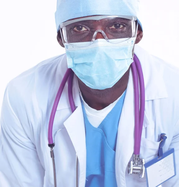 Medico chirurgo maschio in uniforme scrub con stetoscopio medico — Foto Stock