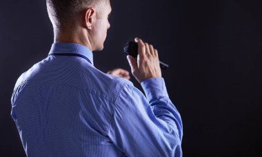 Genç bir kadın masaj salonundan zevk alıyor.