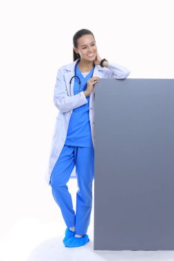 Boş reklam panosu olan bir kadın doktor. Kadın doktor