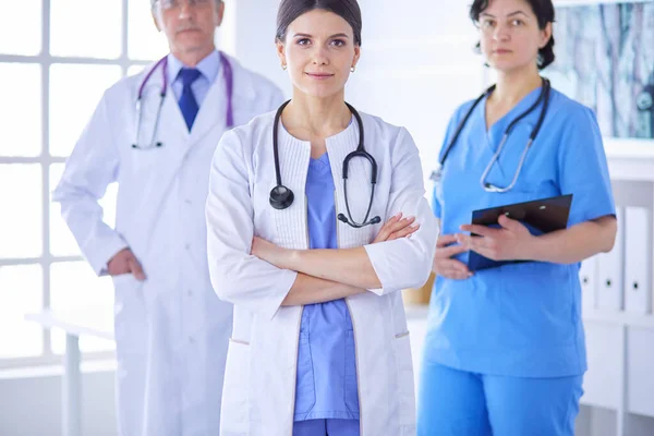 Группа врачей и медсестер, стоящих в больничной палате — стоковое фото