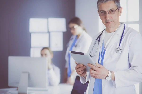 Médecin travaillant avec un ordinateur tablette moderne — Photo