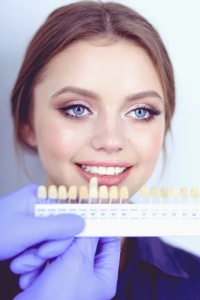 Tandläkare och patient sitter på tandläkarmottagningen — Stockfoto
