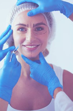 Kaşlar için kalıcı makyaj. Güzellik salonunda kalın kaşlı güzel bir kadın..