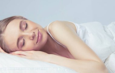 Genç güzel kız yatak odasında uyuyor.