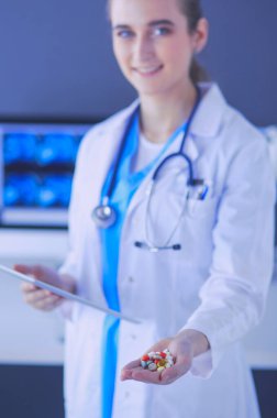 Doktorların ellerinde haplar ve tablet tutarken yakın plan çekimleri..