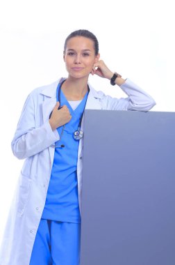Boş reklam panosu olan bir kadın doktor. Kadın doktor