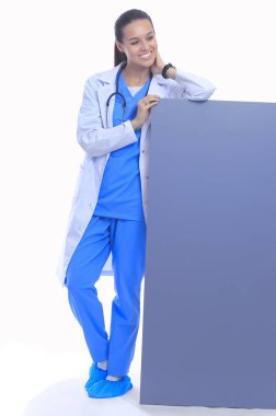 Boş reklam panosu olan bir kadın doktor. Kadın doktor