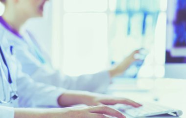 Hastanede bilgisayarla çalışan iki genç bayan doktor..