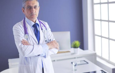 Parlak ofisinde gülümseyen bir doktorun portresi.