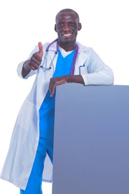 Erkek doktor elinde boş bir levha tutuyor. Doktor bey. İlan tahtası