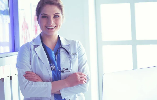 Mladá žena medik v bílé uniformě stojící na klinice kancelář — Stock fotografie