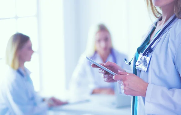 Ritratto di una giovane dottoressa, con le protezioni in mano, in uno studio medico — Foto Stock