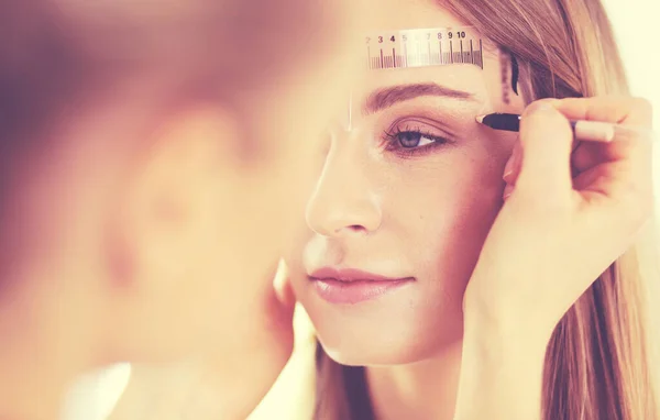 Permanente make-up voor wenkbrauwen. Close-up van mooie vrouw met dikke wenkbrauwen in schoonheidssalon. — Stockfoto