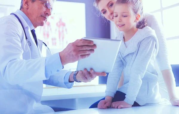 Niña con su madre en un médico en consulta — Foto de Stock