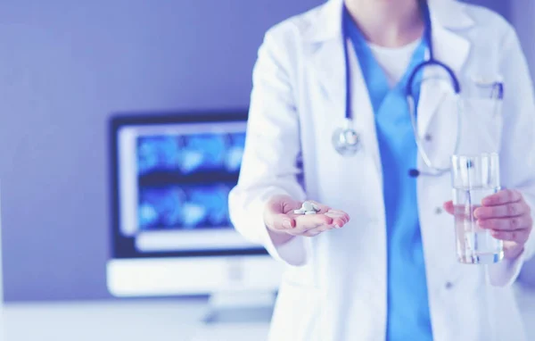 Schuss von Ärzten mit Tabletten und Glas Wasser in Klinik. — Stockfoto