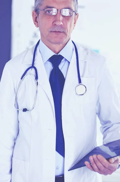 男性医師は病院のクリップボードにメモを書きます — ストック写真
