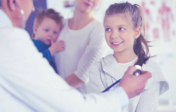 Chica y médico con estetoscopio escuchando los latidos del corazón —  Fotos de Stock