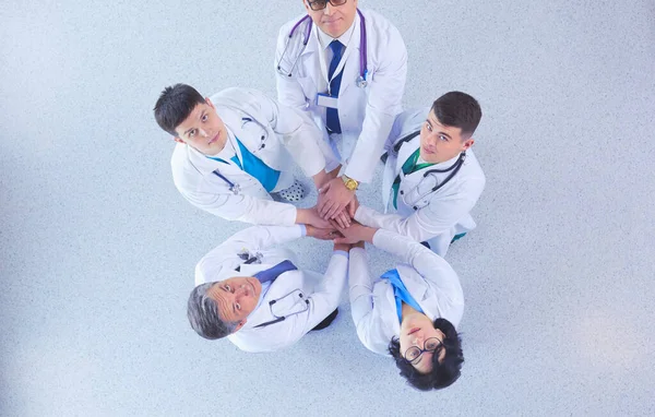Врачи и медсестры в команде медиков, сложив руки, вид сверху — стоковое фото