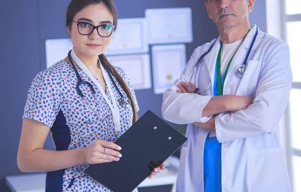 Un team medico di medici, uomini e donne, in carica — Foto Stock