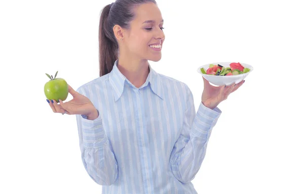 Retrato de una hermosa doctora sosteniendo un plato con verduras frescas y manzana verde. Mujer doctora — Foto de Stock