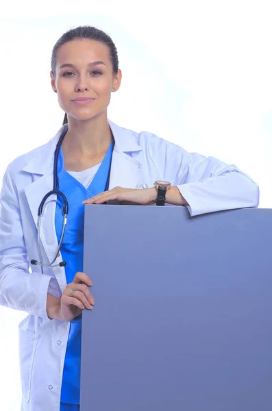 백지 광고판을 쓴 한 여성 의사입니다. 여의사 — 스톡 사진