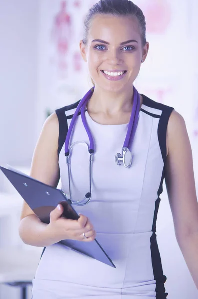 Portrait de femme médecin amicale avec stéthoscope et tablette dans les mains. — Photo