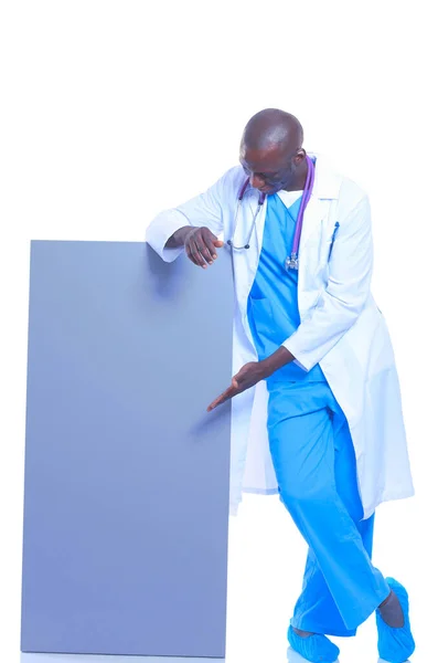 Een mannelijke dokter met een leeg bordje. Dokter. Billboard — Stockfoto