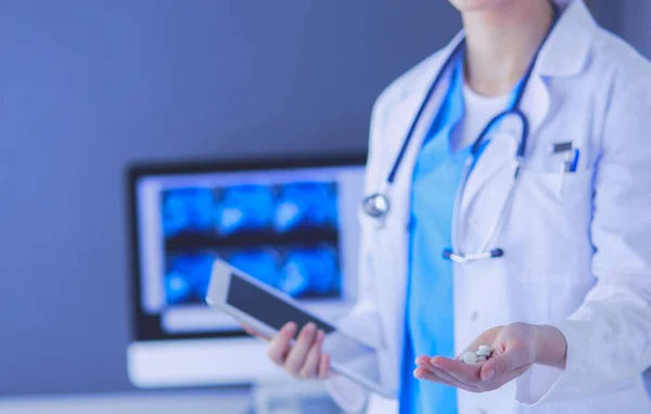 Nahaufnahme von Ärzten mit Tabletten und Tabletten in der Klinik. — Stockfoto