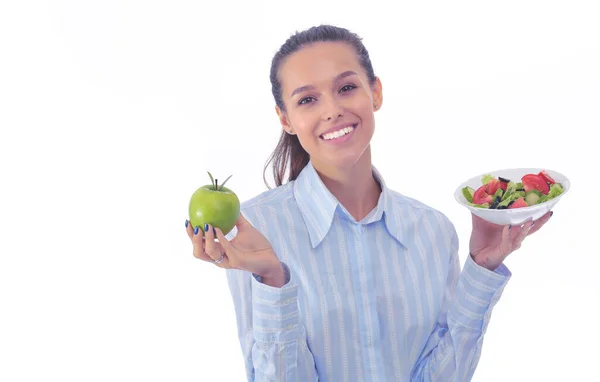 Retrato de una hermosa doctora sosteniendo un plato con verduras frescas y manzana verde. Mujer doctora — Foto de Stock