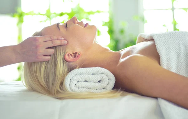 Jeune femme bénéficiant de massage dans le salon de spa — Photo