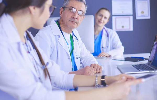 Equipo médico serio usando una computadora portátil en una oficina brillante — Foto de Stock